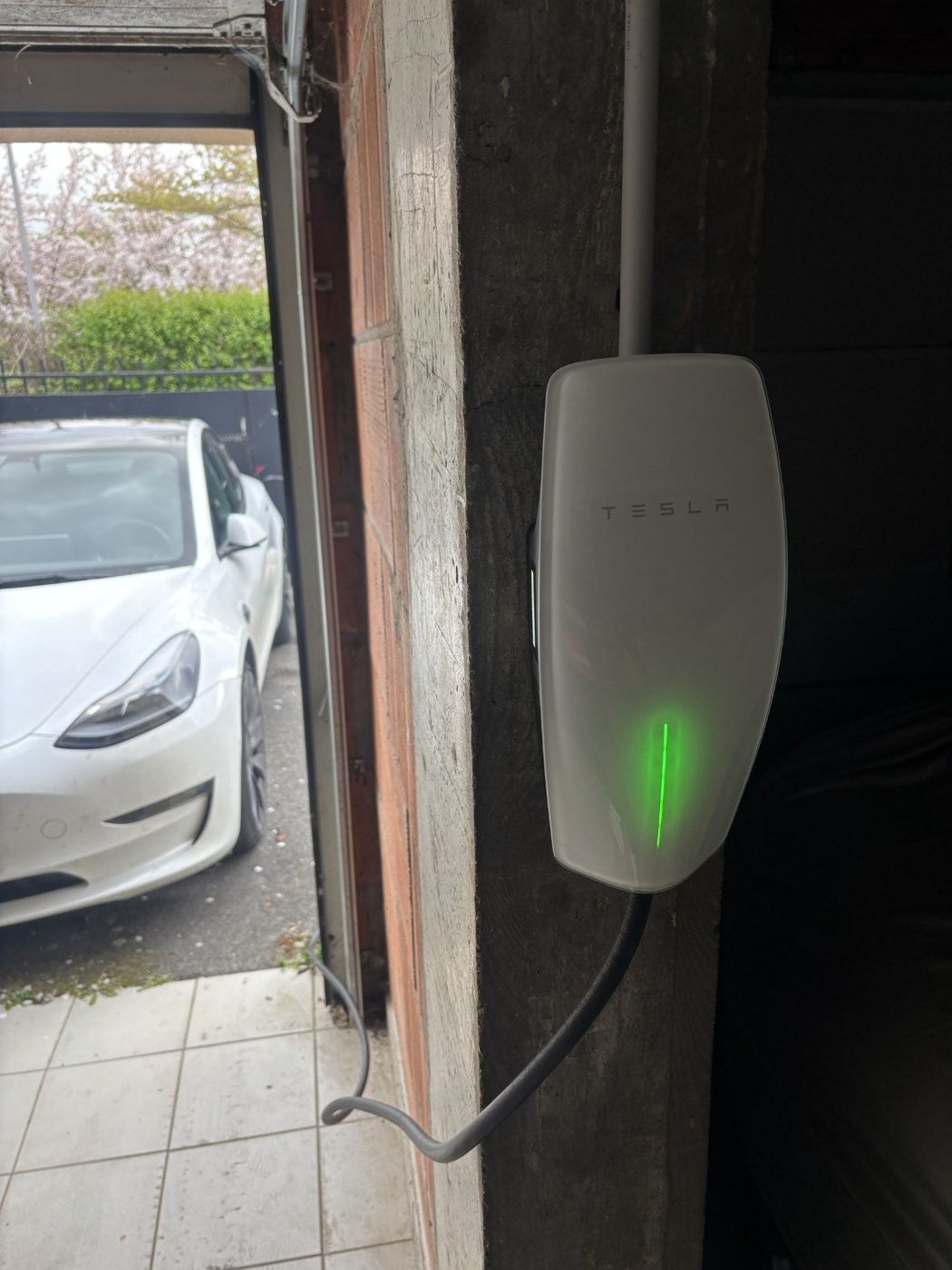 Borne Tesla Wall Connector installée par SVE BORNE chez un particulier à Bussy-Saint-Georges