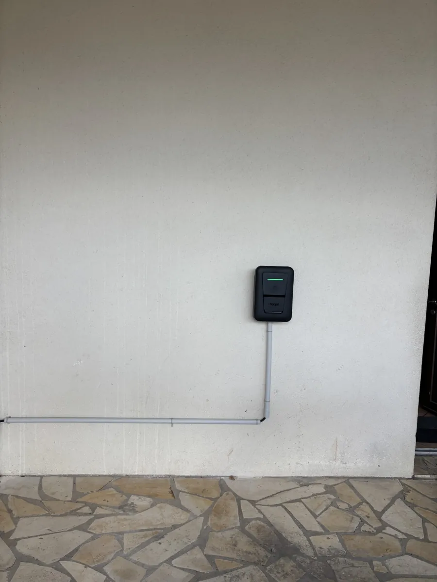 Borne Hager en maison individuelle à Champigny-sur-Marne, installation SVE BORNE