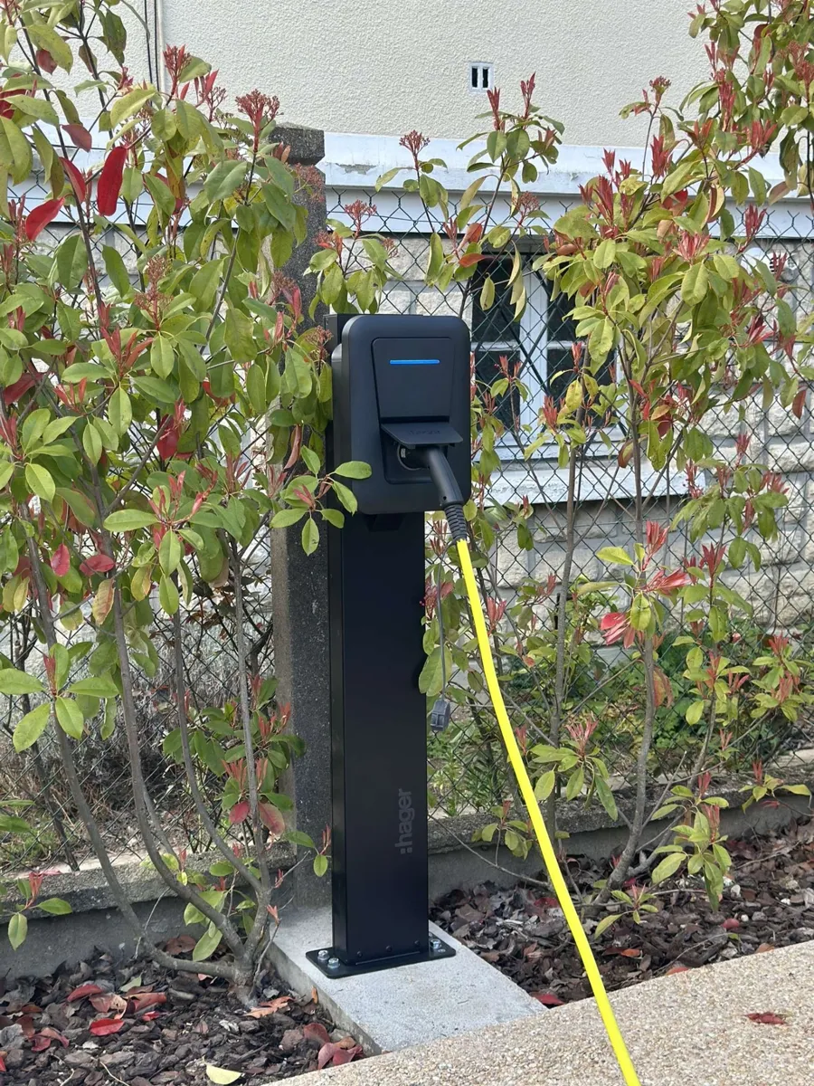 Borne Hager sur pied installée par SVE BORNE chez un particulier à Gournay-sur-Marne