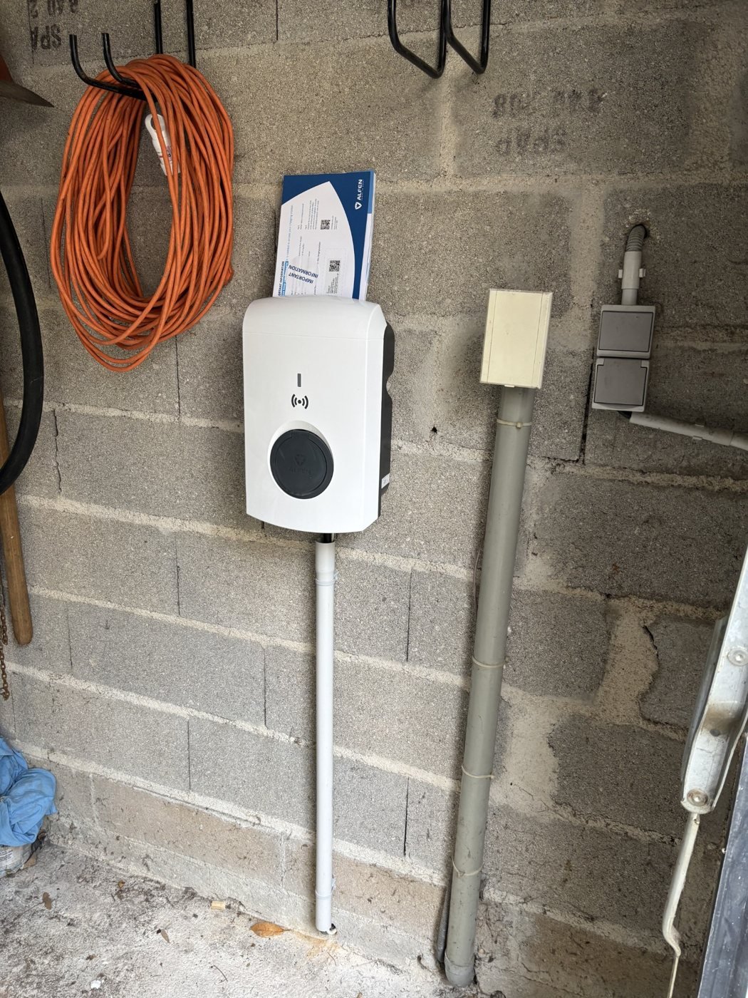 Borne Alfen installée par SVE BORNE au domicile d’un collaborateur à Joinville-le-Pont