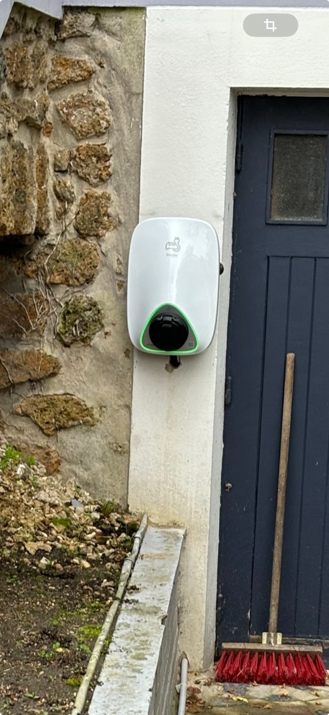 Borne de recharge Schneider installée par SVE BORNE au Raincy