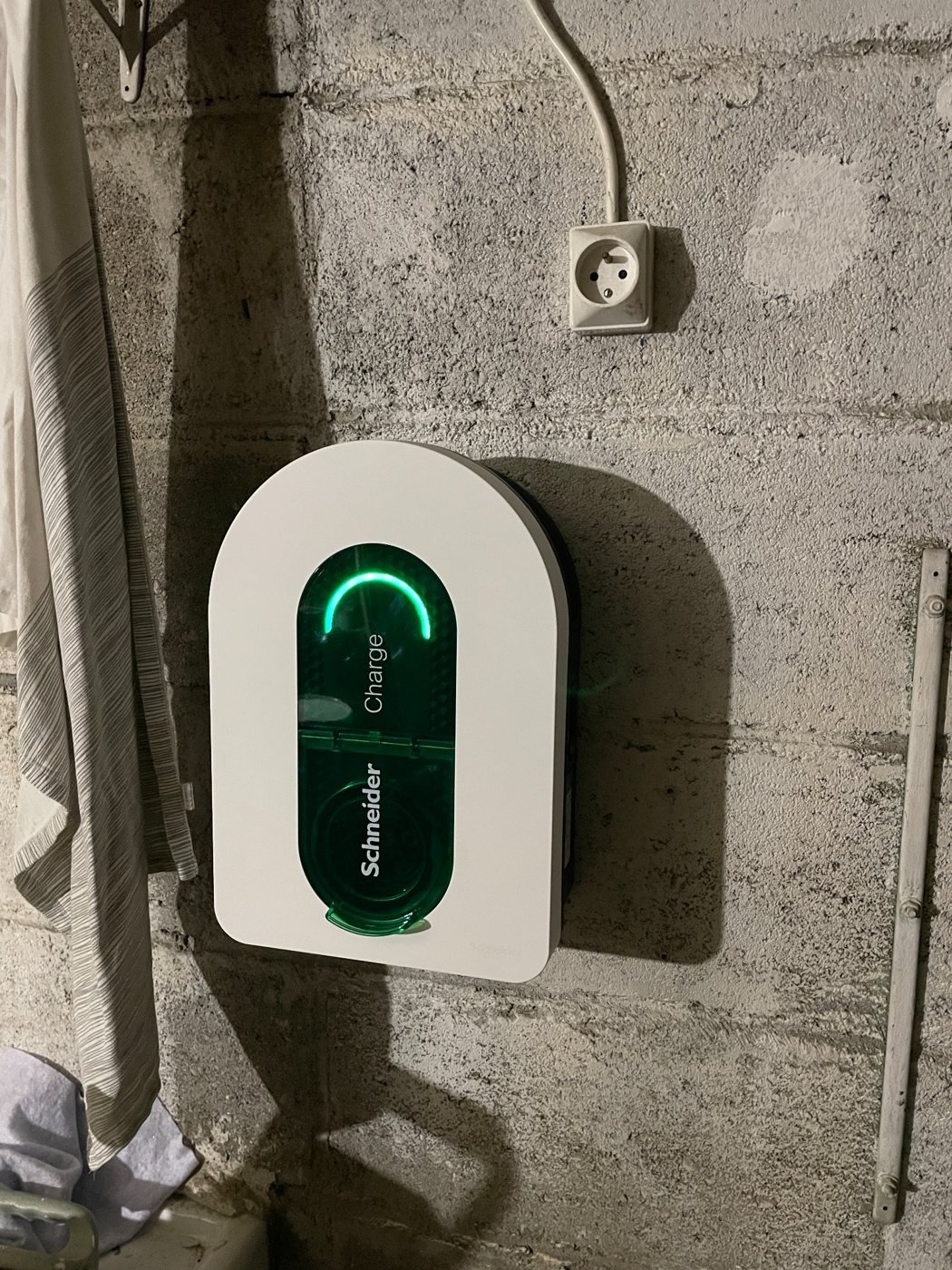Borne de recharge Schneider installée par SVE BORNE à Montreuil
