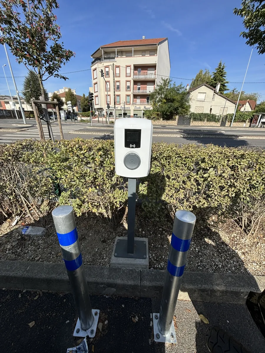 Borne Alfen sur un site d’entreprise à Neuilly-sur-Marne, installation SVE BORNE