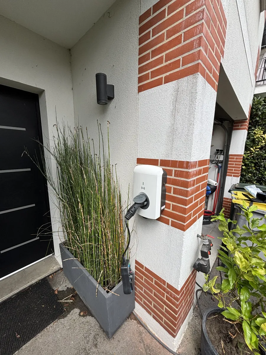Borne Alfen au domicile d’un collaborateur à Noisy-le-Grand, installation SVE BORNE