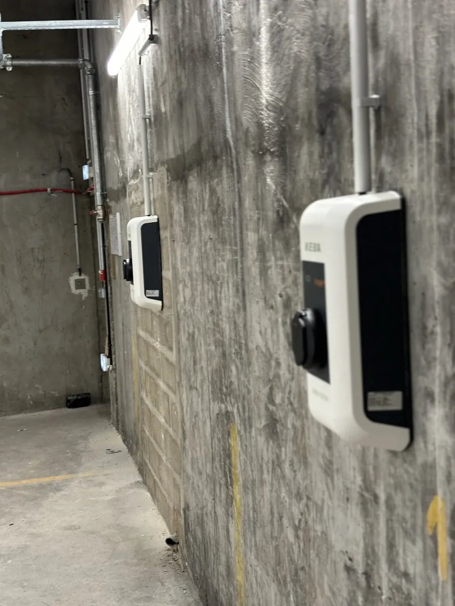 Bornes Keba installées par SVE BORNE dans un parking d’entreprise à Paris 19e