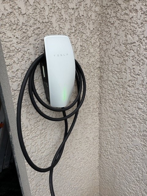 Borne Tesla Wall Connector installée par SVE BORNE chez un particulier à Torcy