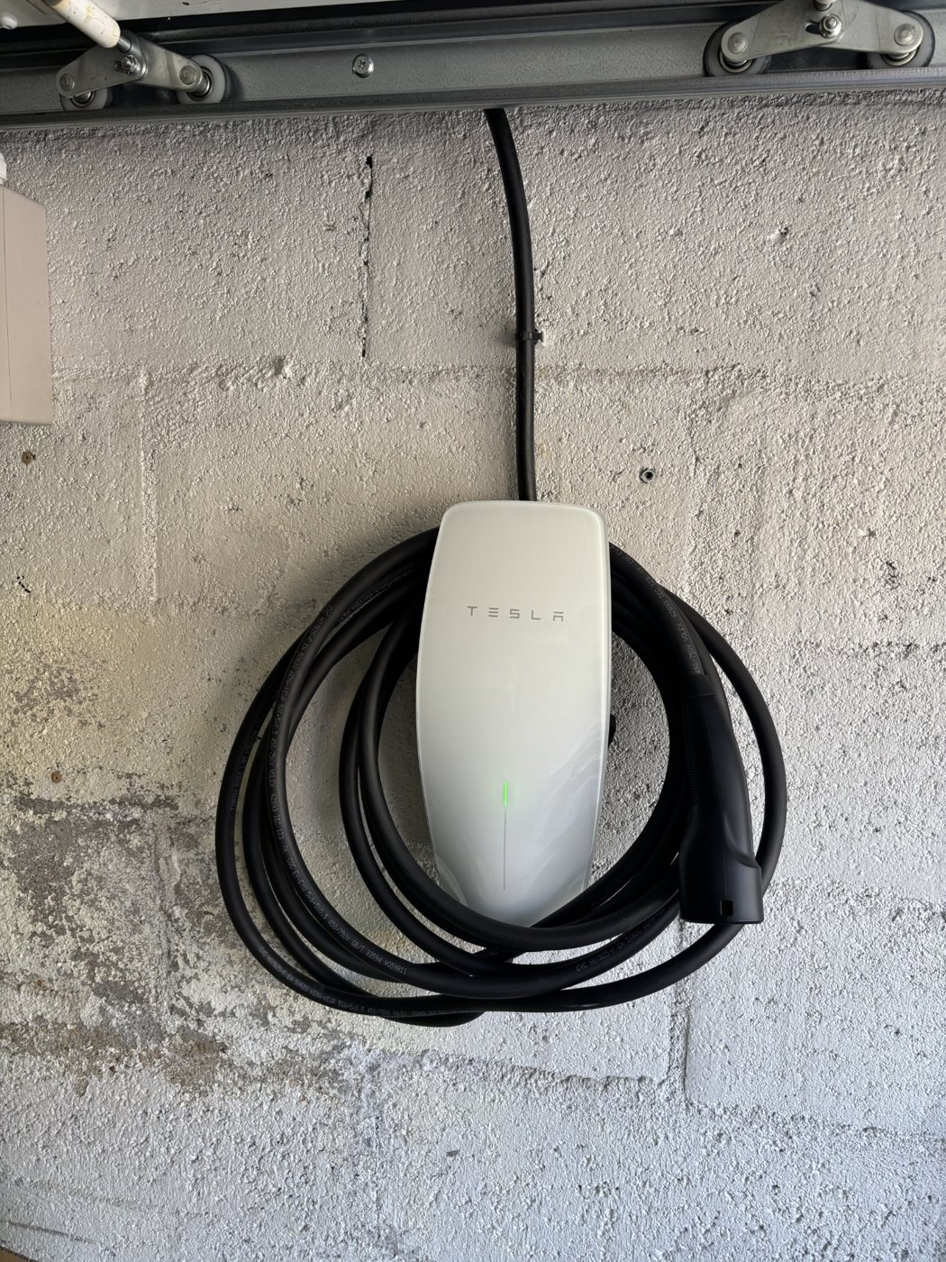 Borne Tesla Wall Connector installée par SVE BORNE chez un particulier à Pontault-Combault