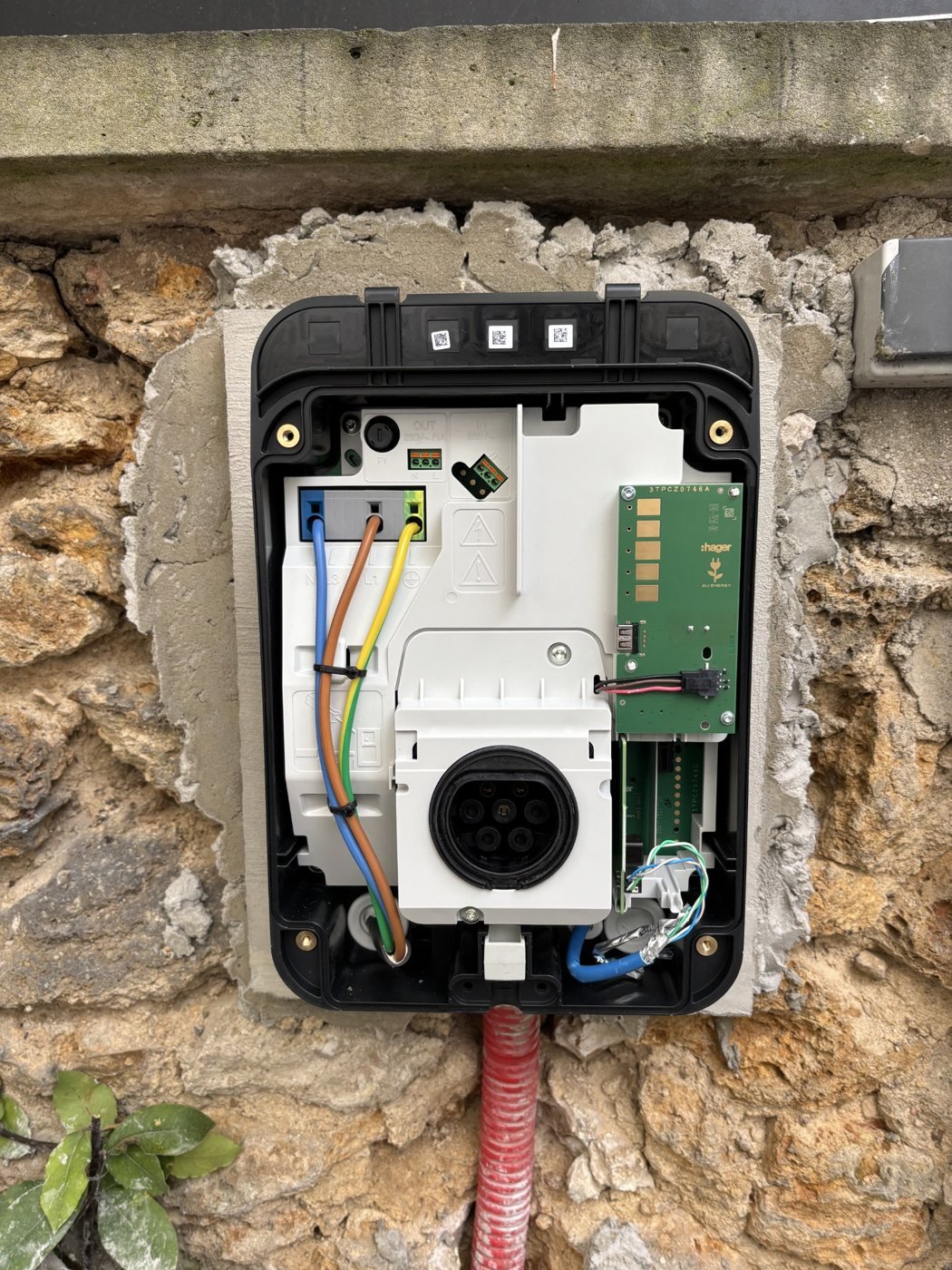 Détail du raccordement de la borne Hager installée par SVE BORNE à Vincennes